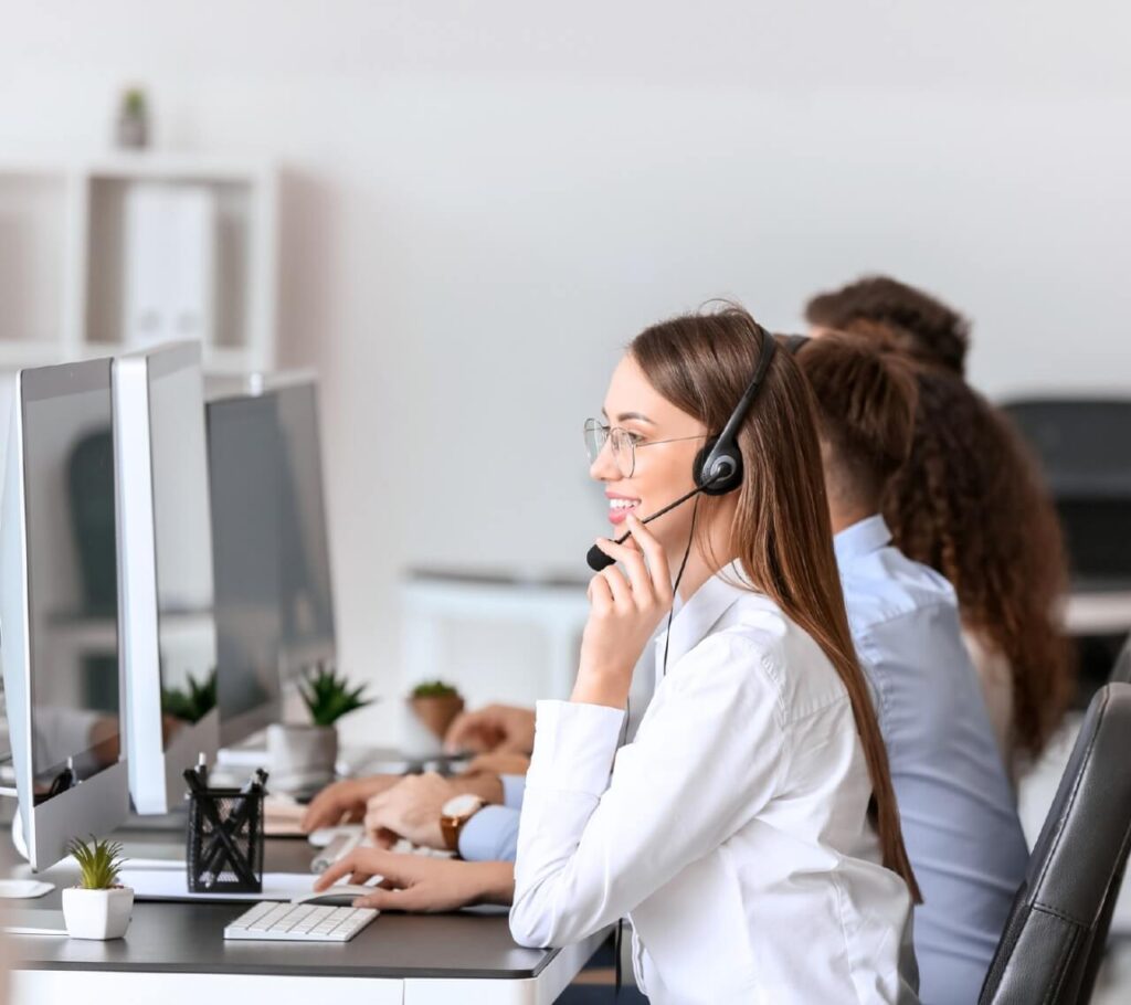 multicontact call center konsultanci z sluchawkami- pracuja w biurze