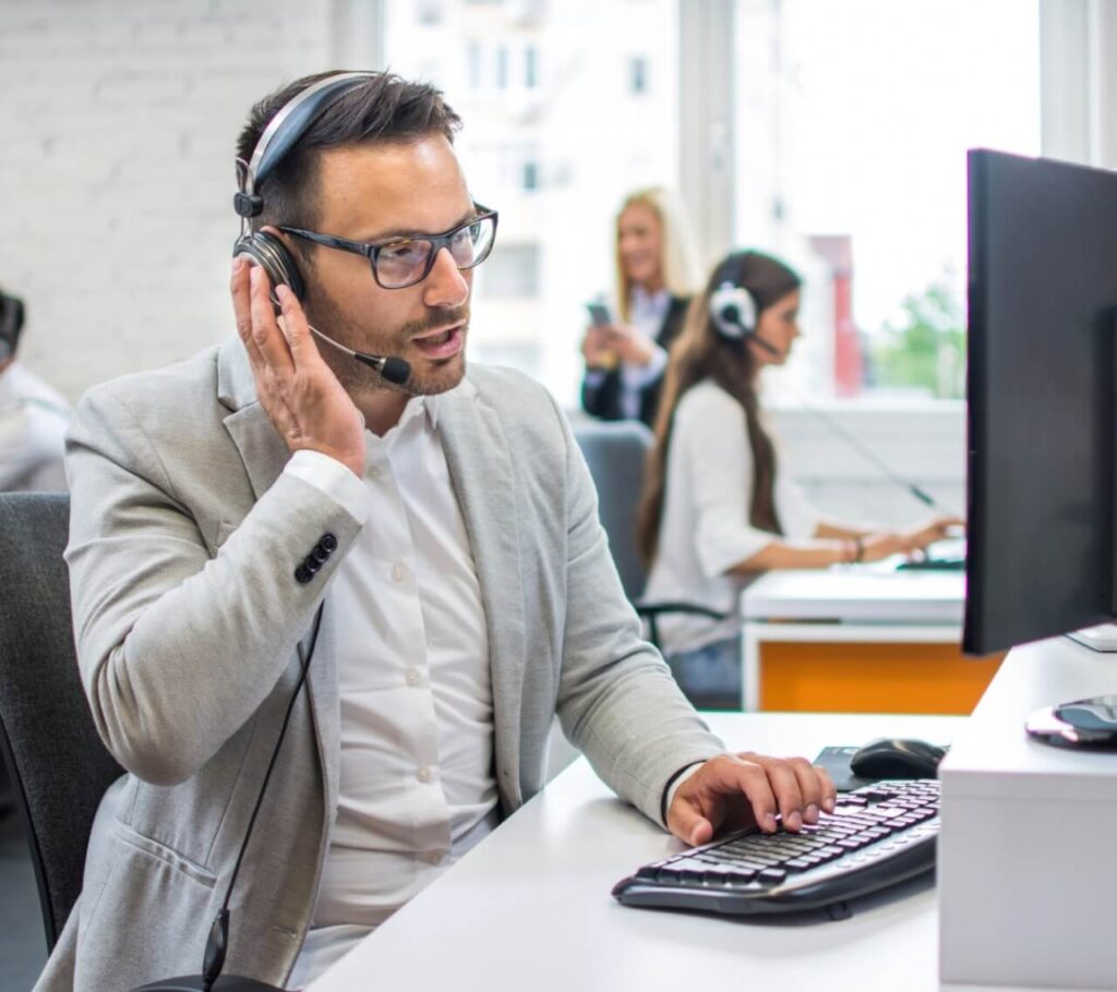 mezczyzna-operator-call center-rozmawia z klientem-infolinia- mulitcontact call center