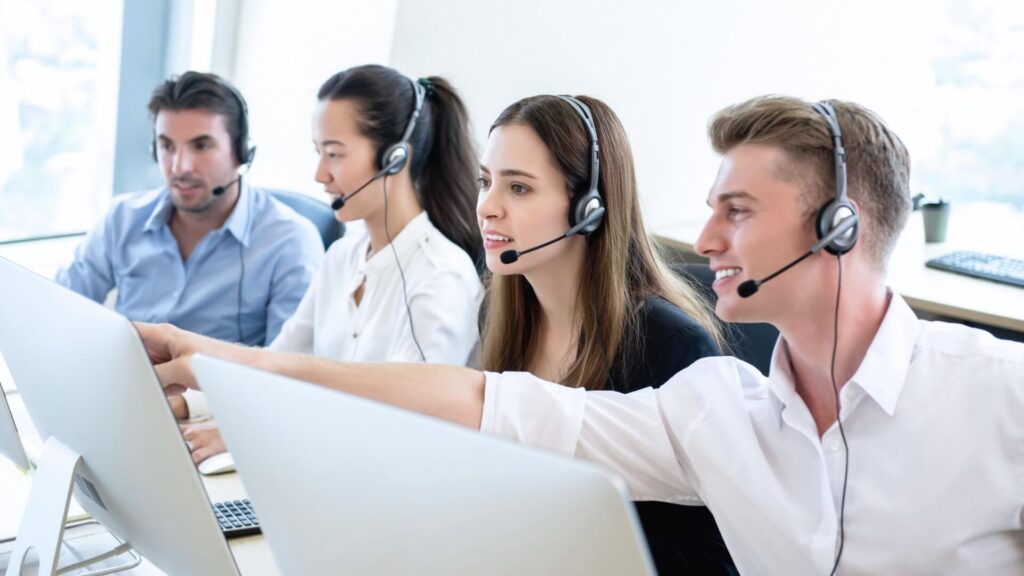 zespol pracownikow w call center-obsluguja klientow-przez telefon-proponuja uslugi telemarketingowe-outsourcingowe